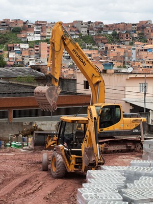 CDHU Capão Redondo - Maquinário - Máquinas na preparação do terreno para obras do CDHU do Capão Redondo